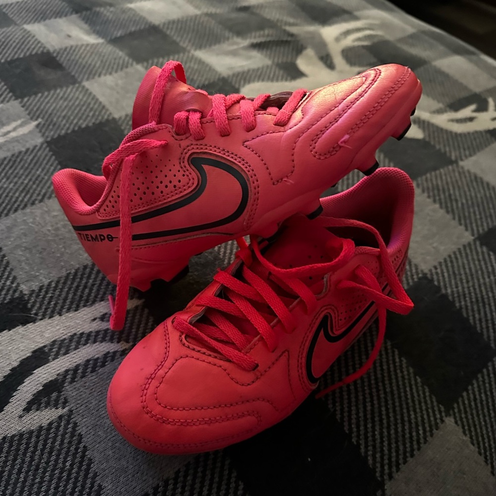 Nike girls soccer cleats. Size 1.5.